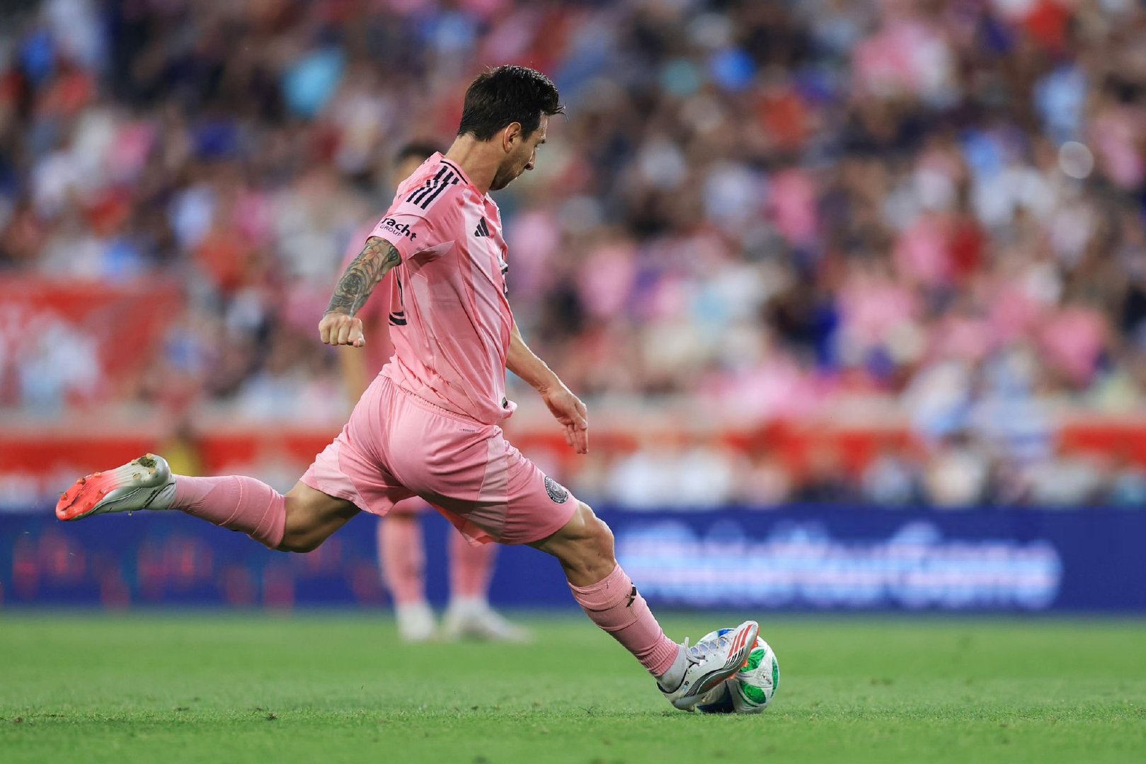 开云APP-马赛逆转英格兰，苏亚雷斯制霸全场