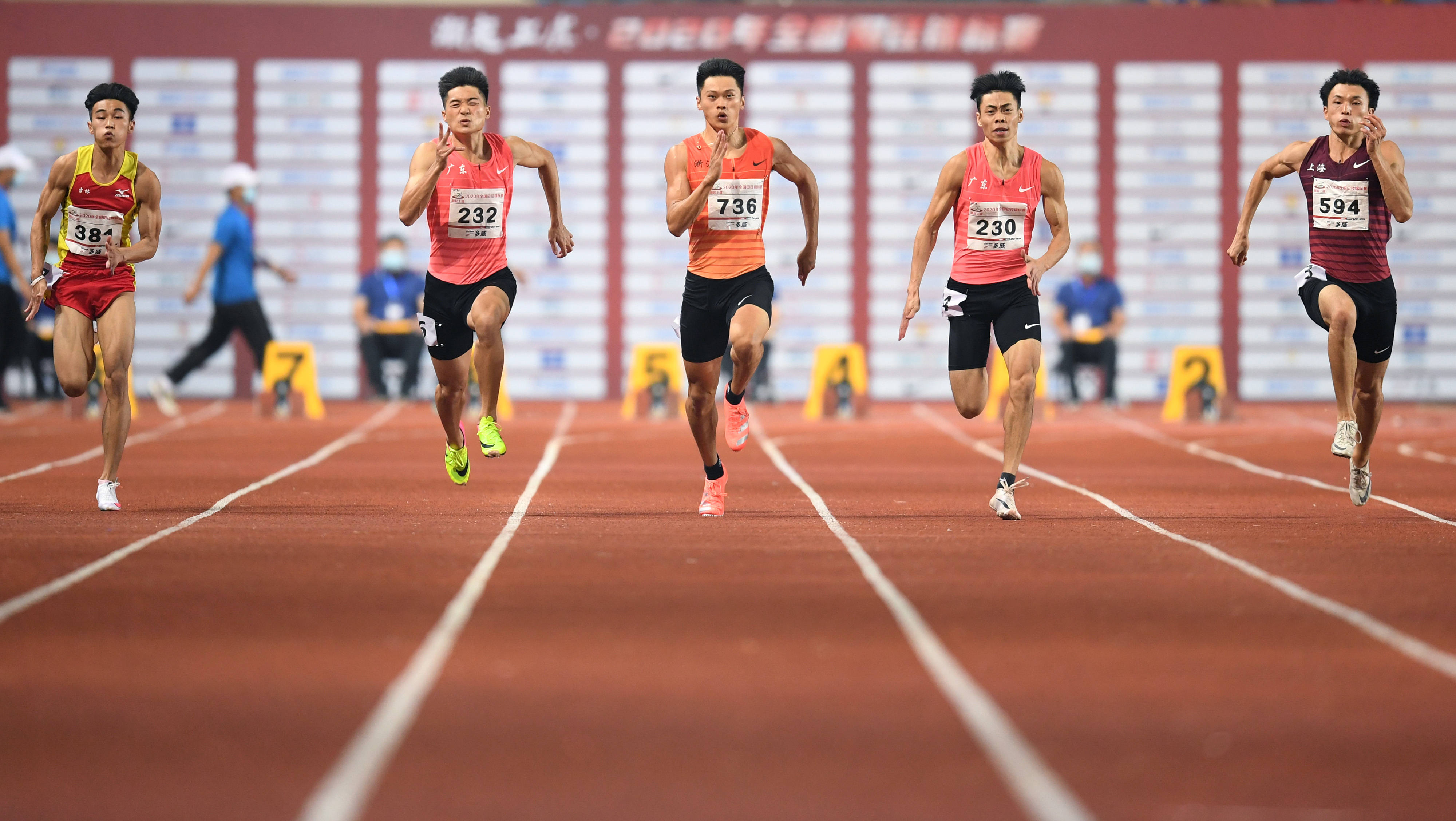 关于联赛进程激烈，百米冲刺精彩纷呈的信息