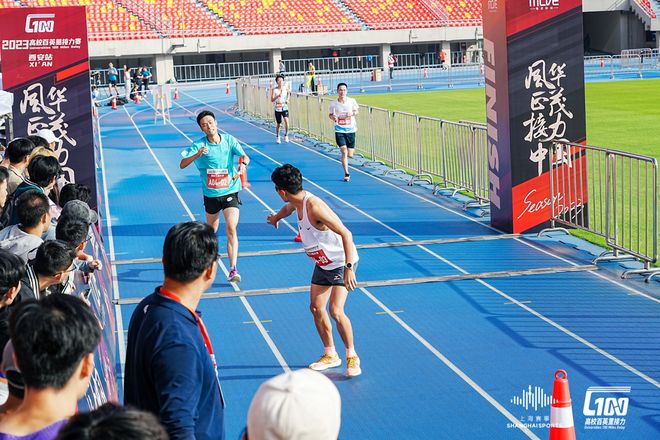 关于联赛进程激烈，百米冲刺精彩纷呈的信息