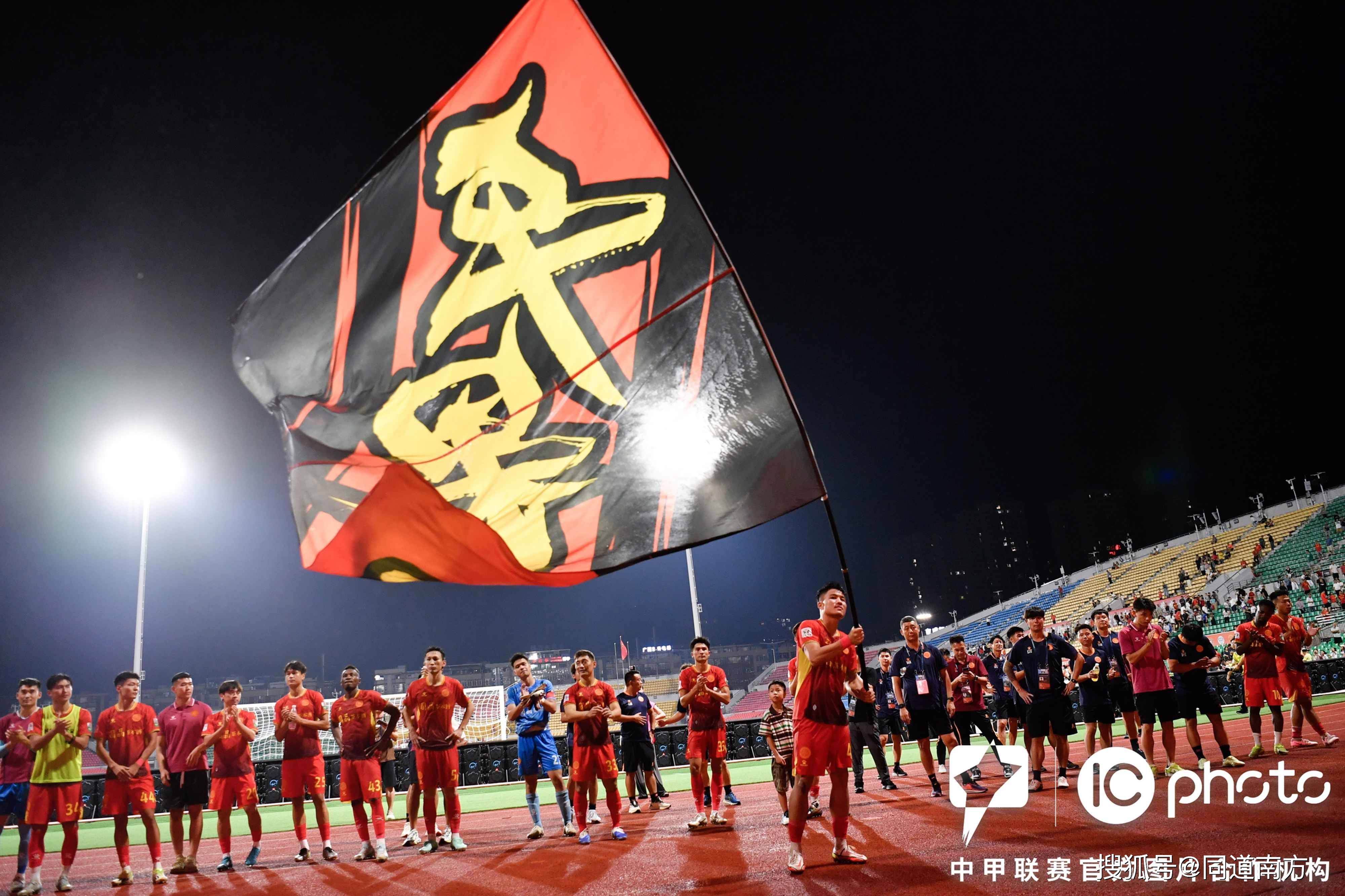 开云体育下载-引人入胜的比赛场面吸引了大批观众围观的简单介绍