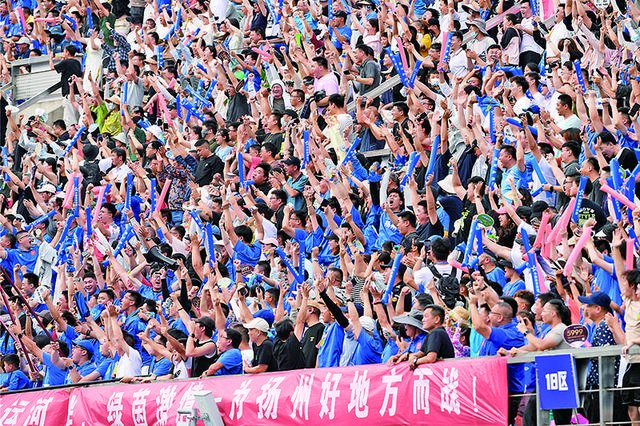 引人入胜的比赛场面吸引了大批观众围观的简单介绍