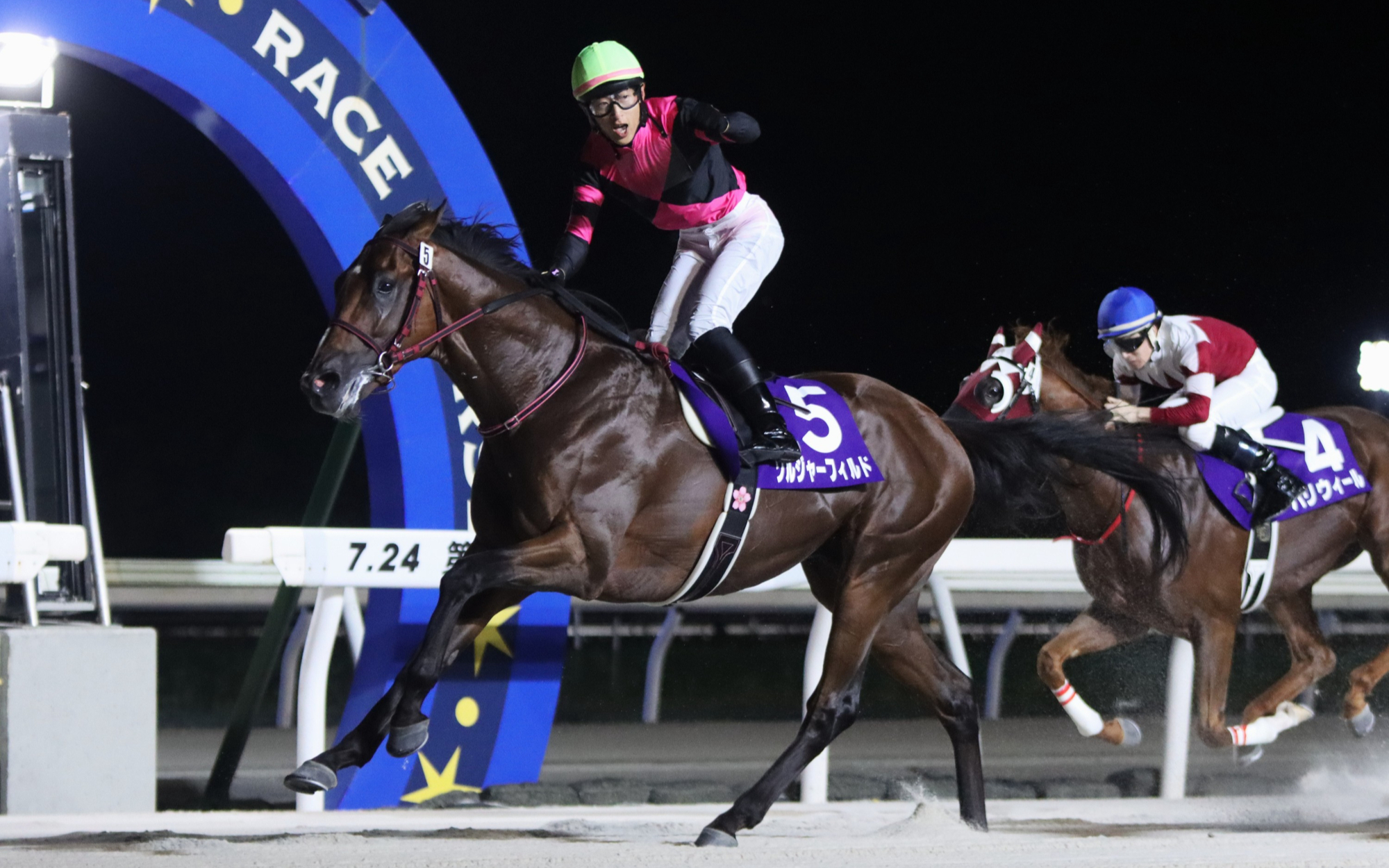 关于顶尖赛事：争夺胜利的热度不减的信息