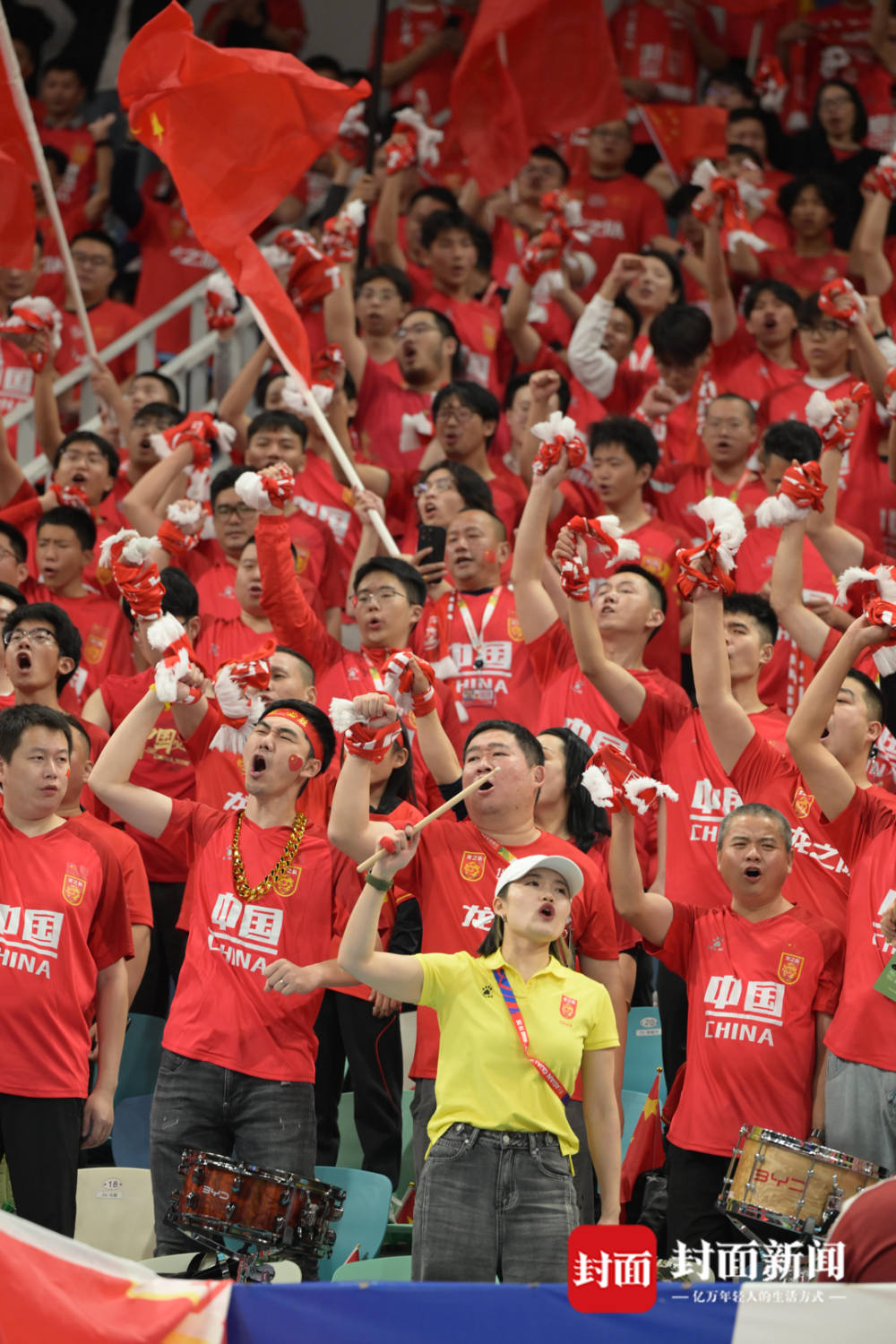 战斗在赛场上激烈展开观众热血沸腾