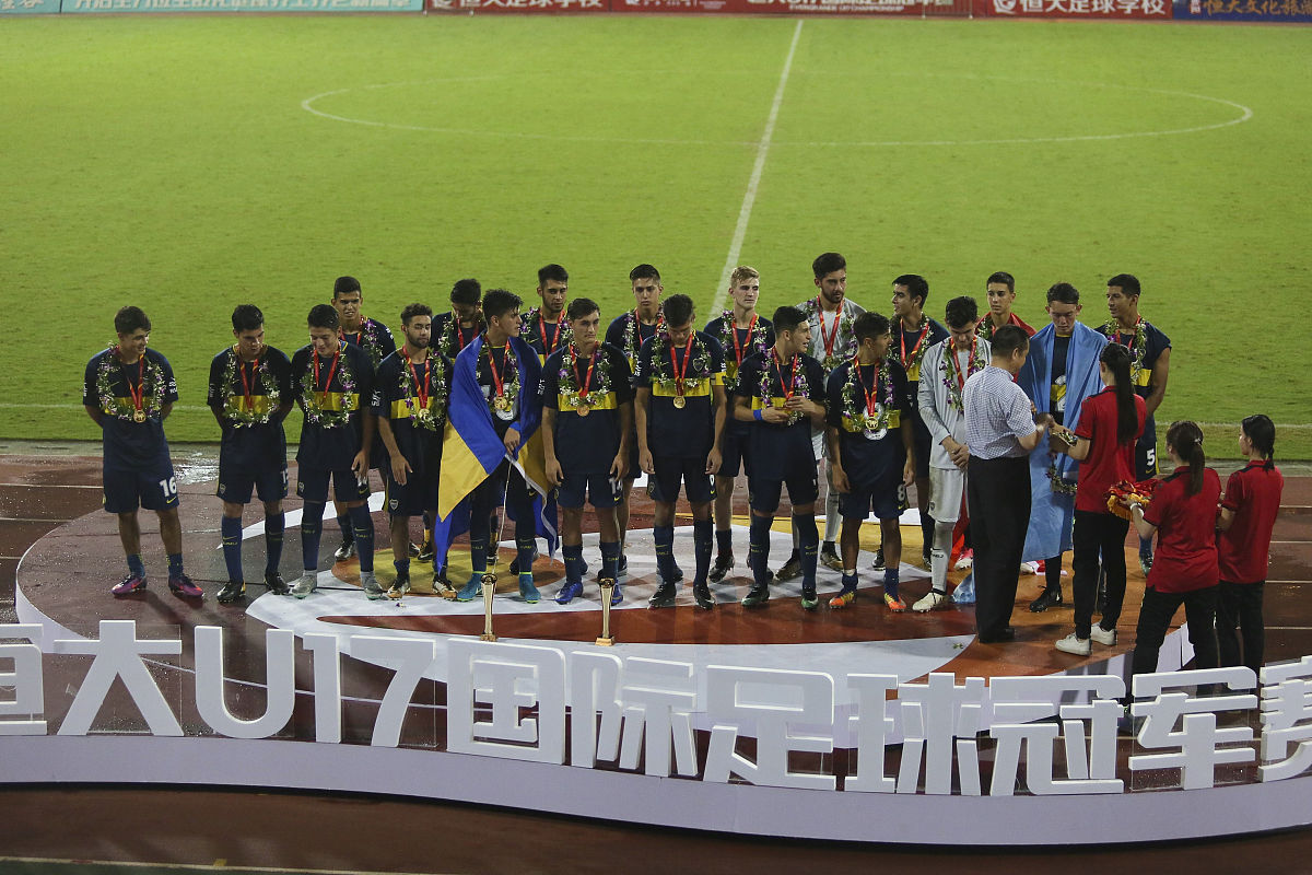 激烈较量!球队奋力拼搏追求胜利荣誉 激烈较量!球队奋力拼搏追求胜利荣誉