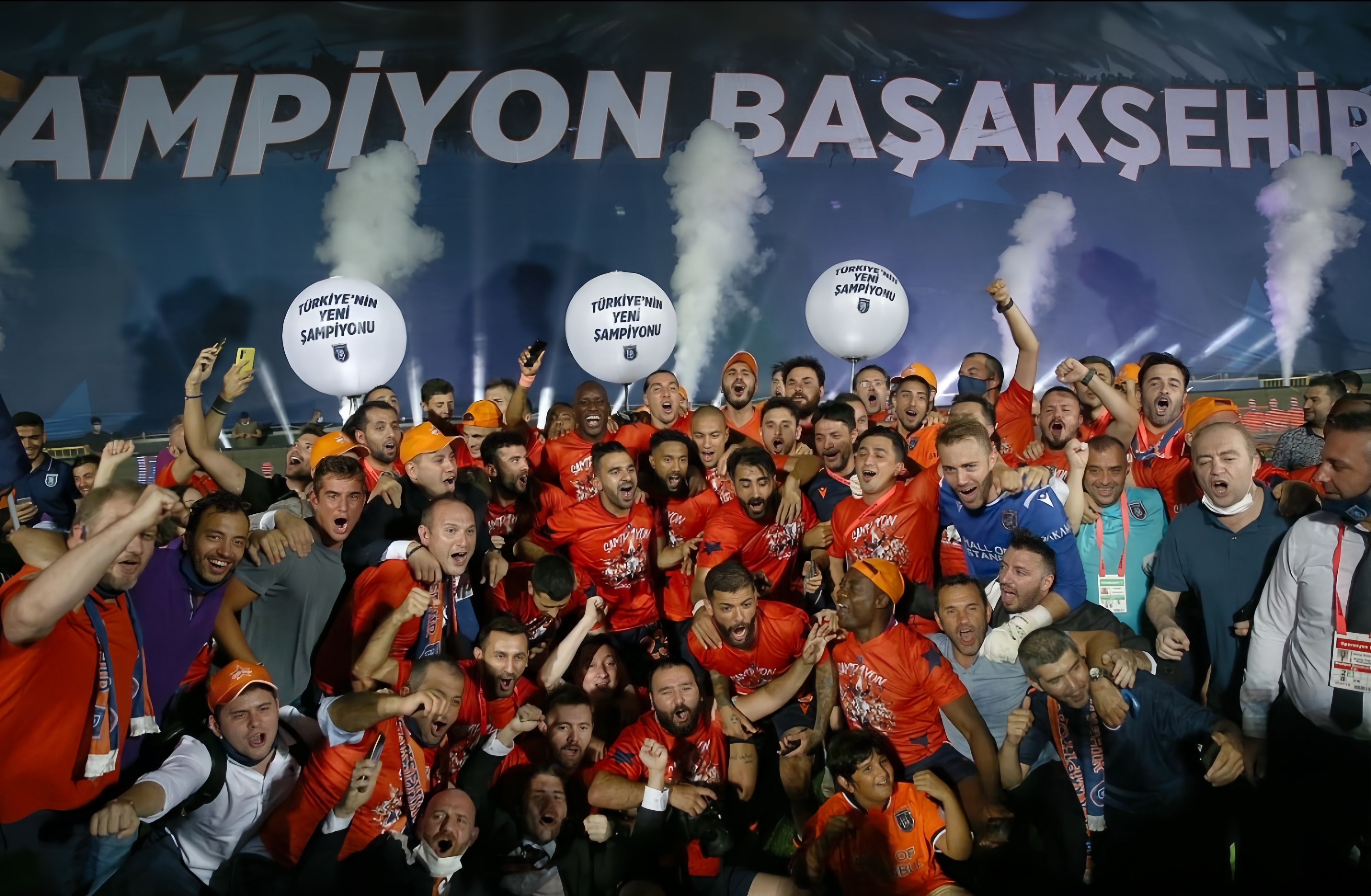 激烈较量!球队奋力拼搏追求胜利荣誉 激烈较量!球队奋力拼搏追求胜利荣誉