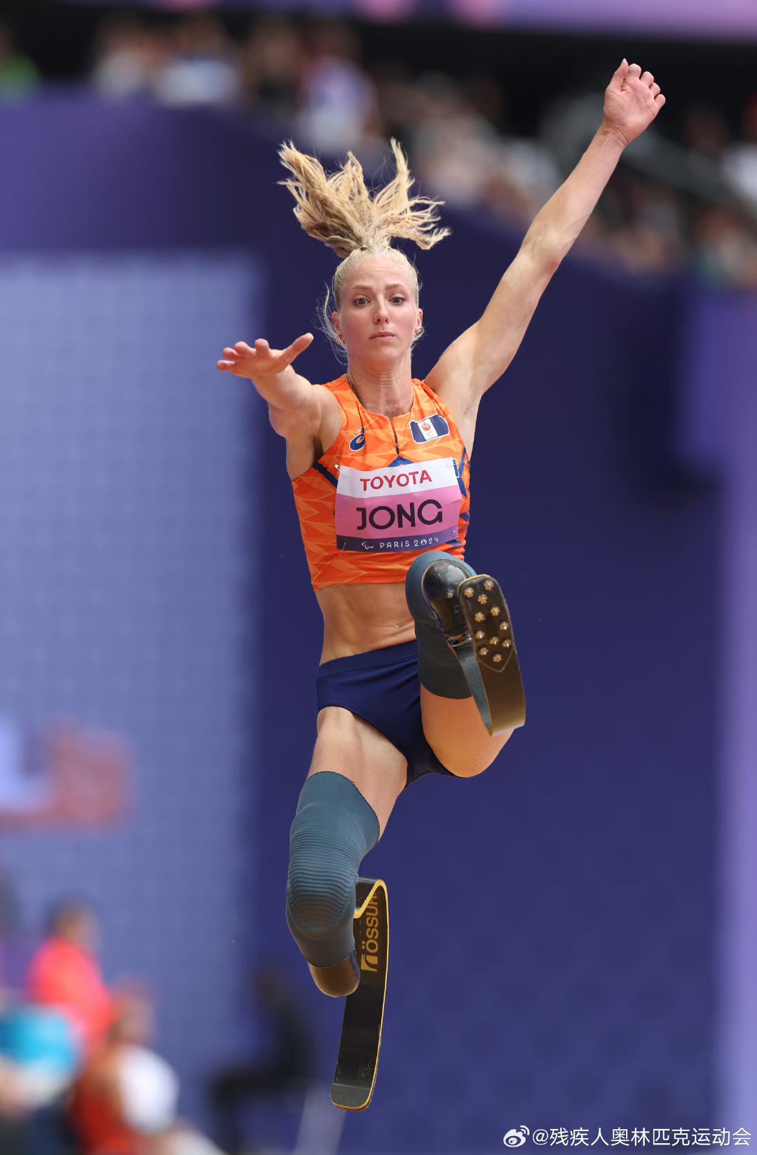 拉脱维亚选手在田径比赛中斩获金牌