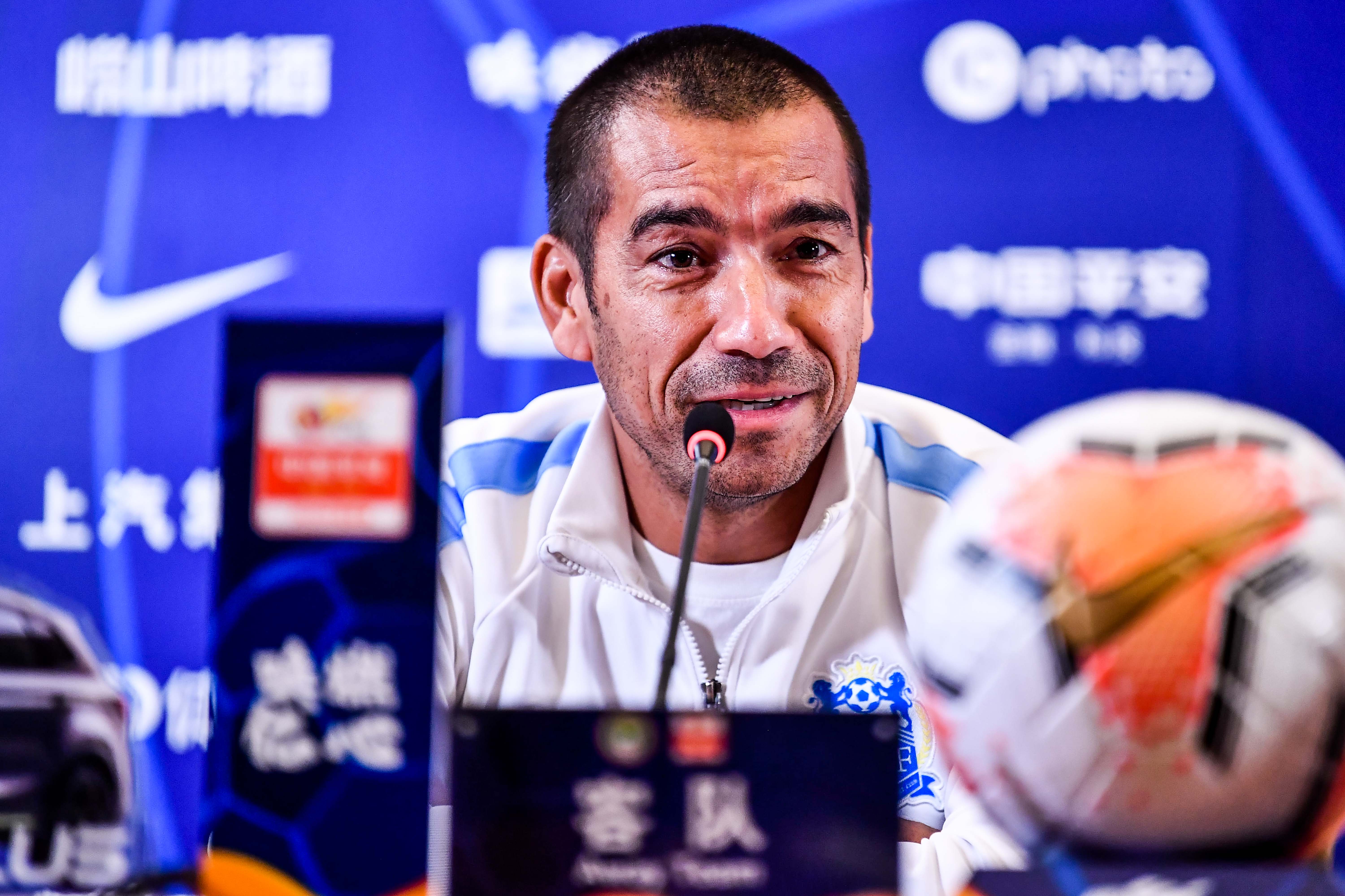 汉诺威主帅辞职，球队寻找新帅中