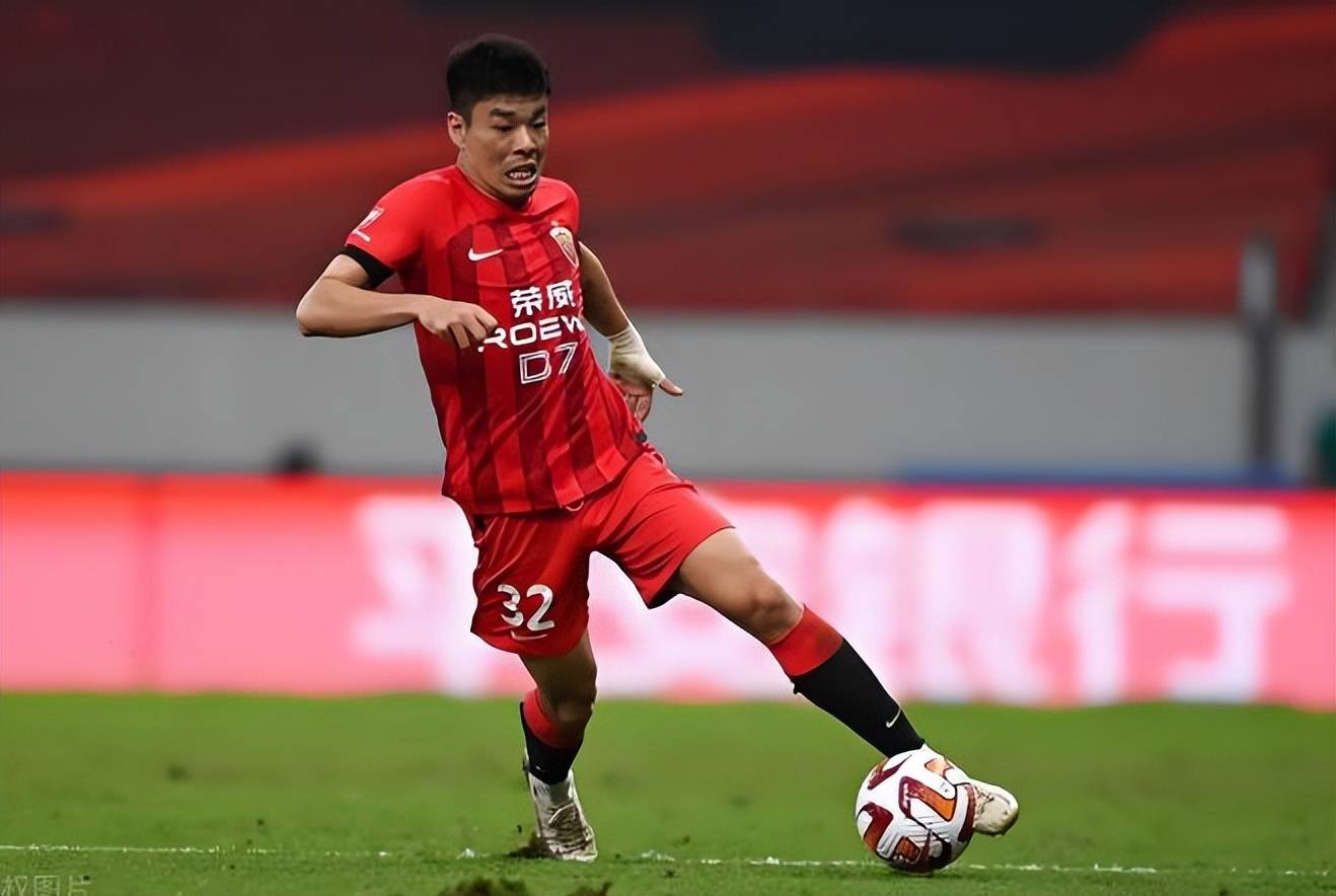 包含上港球员积极奋斗，在赛场上追求胜利的词条