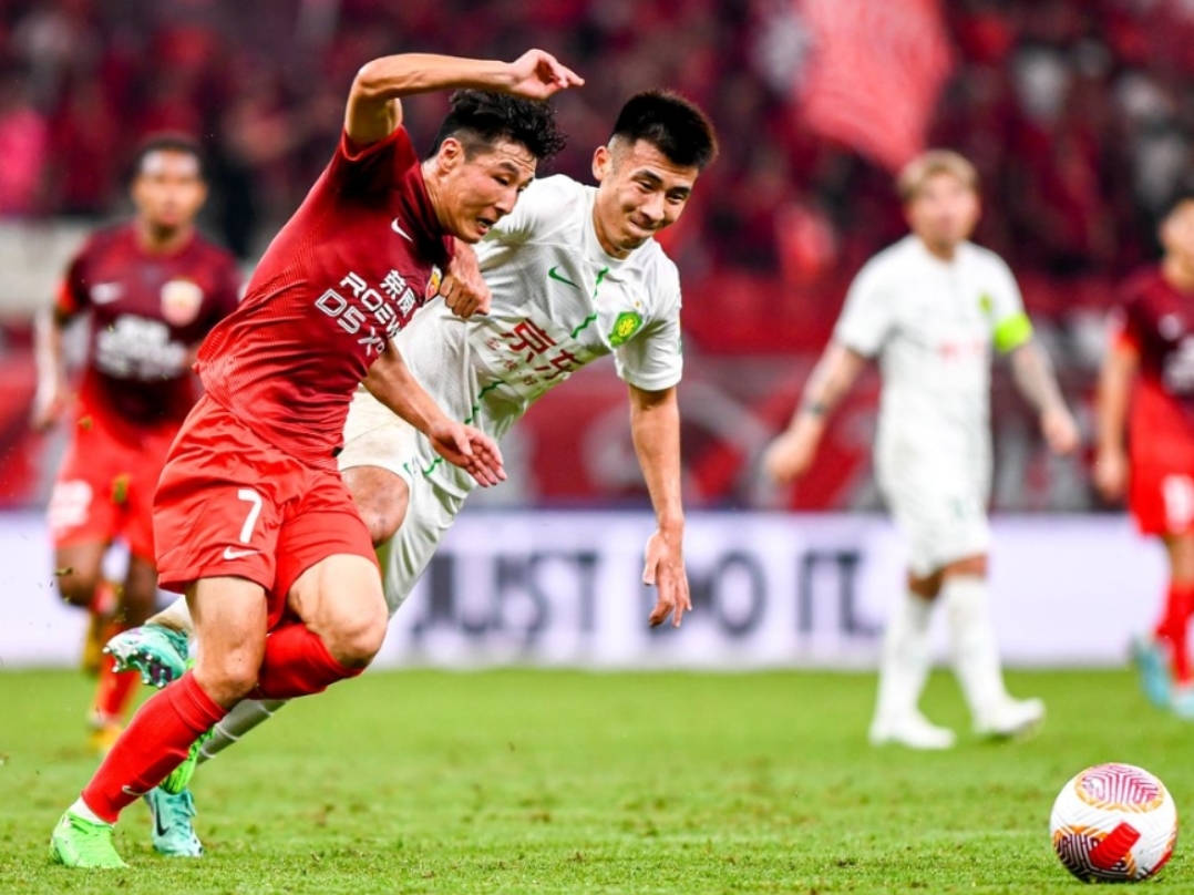 包含上港球员积极奋斗，在赛场上追求胜利的词条