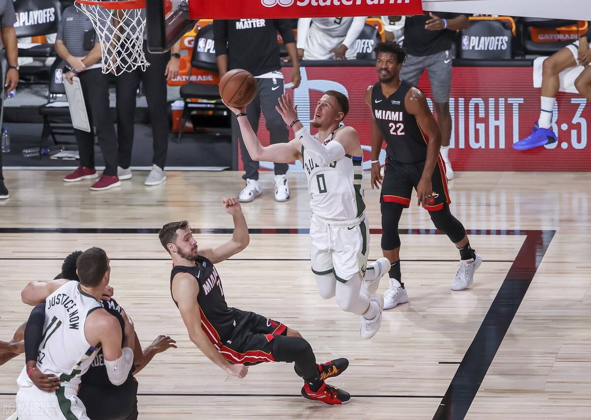 雄鹿翻盘公牛，克莱状态火热的简单介绍