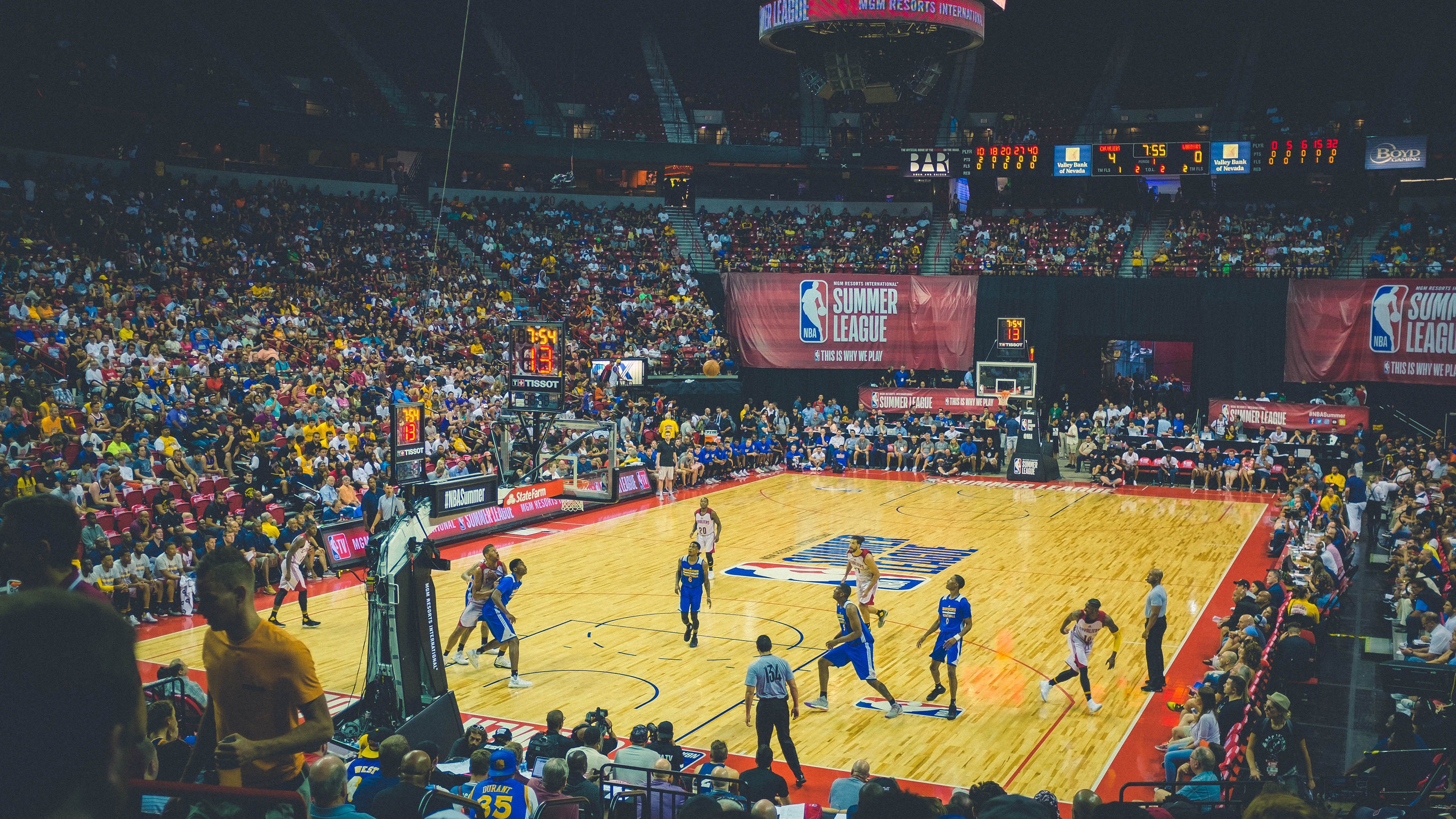 羽球赛场双线告捷，中国队完胜印尼队，桃田贤斗率日本队强势突围